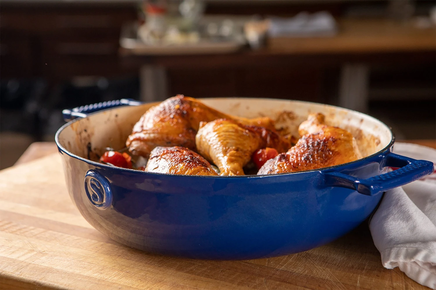 Saveur Selects Hapjespan Voyage - Classic Blue - ø 30 Cm / 4.2 Liter - Geëmailleerde Anti-aanbaklaag 4 Saveur Selects Hapjespan Voyage - Classic Blue - ø 30 Cm / 4.2 Liter - Geëmailleerde Anti-aanbaklaag - Afbeelding 2