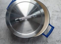 Saveur Selects Braadpan Voyage - Classic Blue - ø 25 Cm / 4.7 Liter - Geëmailleerde Anti-aanbaklaag -Koken Pro Verkoopwinkel 1 3 7 scaled 1