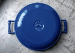 Saveur Selects Hapjespan Voyage - Classic Blue - ø 30 Cm / 4.2 Liter - Geëmailleerde Anti-aanbaklaag 11 Saveur Selects Hapjespan Voyage - Classic Blue - ø 30 Cm / 4.2 Liter - Geëmailleerde Anti-aanbaklaag -Koken Pro Verkoopwinkel 1 5 13 scaled 1