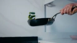 Saveur Selects Pannenset - Carbon Steel (Wokpan ø 35 Cm + Koekenpan ø 30 Cm) - Inductie En Alle Andere Warmtebronnen 16 Saveur Selects Pannenset - Carbon Steel (Wokpan ø 35 Cm + Koekenpan ø 30 Cm) - Inductie En Alle Andere Warmtebronnen -Koken Pro Verkoopwinkel 1200x675 4