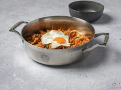 Saveur Selects Pannenset Voyage - TriPly RVS - 6 Delige Set 9 Saveur Selects Pannenset Voyage - TriPly RVS - 6 Delige Set -Koken Pro Verkoopwinkel 3QT Sauteuse Lifestyle 4 scaled 1