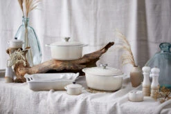 Le Creuset Braadpan Signature - Meringue - ø 26 Cm / 5.3 Liter -Koken Pro Verkoopwinkel RS9584 New Meringue Range Shot f2.8 RETOUCHED lpr