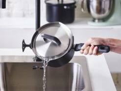 BK Pannenset Flow Cool - Zwart / RVS - 4 Delige Set 14 BK Pannenset Flow Cool - Zwart / RVS - 4 Delige Set -Koken Pro Verkoopwinkel bff19d98eb3c21bdf39016c85eb7e1f4b22fa96f BK Flow cool Bl Cvd Saucepan Pour