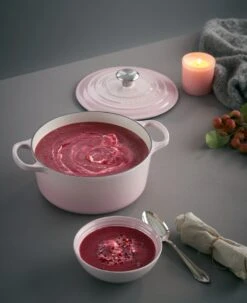 Le Creuset Braadpan Signature - Shell Pink - ø 24 Cm / 4.2 Liter -Koken Pro Verkoopwinkel le creuset braadpan shell pink sfeer 1