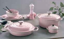 Le Creuset Braadpan Signature - Campagnard - Shell Pink - ø 26 Cm / 2.2 Liter -Koken Pro Verkoopwinkel le creuset shell pink sfeerbeeld