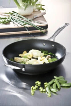 Le Creuset Sauteerpan Les Forgées TNS - ø 30 Cm / 3.7 Liter - Standaard Anti-aanbaklaag 11 Le Creuset Sauteerpan Les Forgées TNS - ø 30 Cm / 3.7 Liter - Standaard Anti-aanbaklaag -Koken Pro Verkoopwinkel le creuset sauteerpan 28cm eten