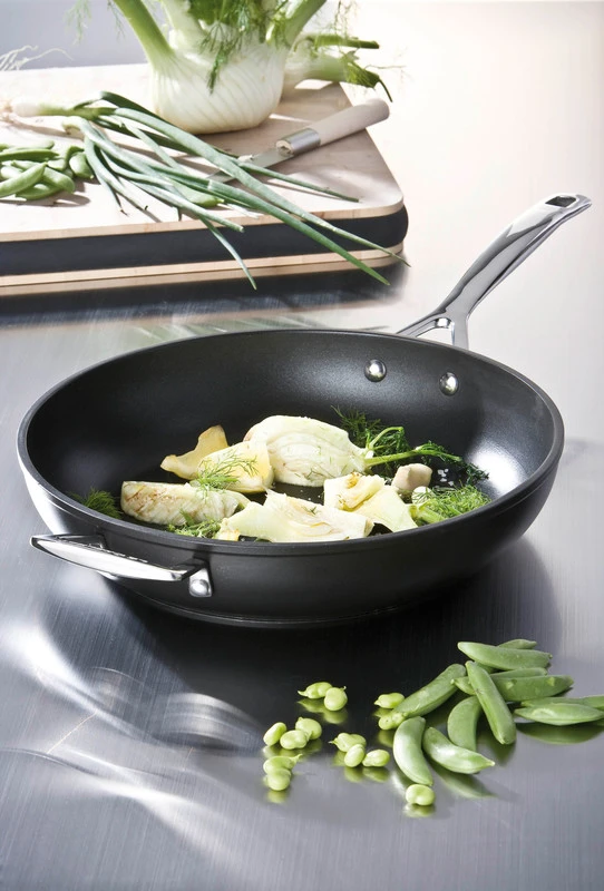 Le Creuset Sauteerpan Les Forgées TNS - ø 30 Cm / 3.7 Liter - Standaard Anti-aanbaklaag 5 Le Creuset Sauteerpan Les Forgées TNS - ø 30 Cm / 3.7 Liter - Standaard Anti-aanbaklaag - Afbeelding 3