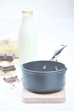 Le Creuset Steelpan - 2 Schenktuiten - Les Forgées TNS - ø 16 Cm / 1.6 Liter - Standaard Anti-aanbaklaag -Koken Pro Verkoopwinkel le creuset steelpan 16cm sfeer