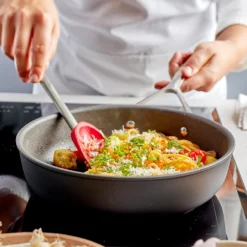 Demeyere Hapjespan Alu Pro 5 - Duraslide Titanium - ø 28 Cm / 3 Liter - Standaard Anti-aanbaklaag -Koken Pro Verkoopwinkel pdp masonry content demeyere alu pro high 5 pan heats up quickly 750x750 1