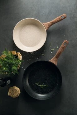 Sambonet Wokpan Rock 'n' Rose - Zwart - ø 28 Cm - Standaard Anti-aanbaklaag -Koken Pro Verkoopwinkel sambonet pannen rock n rose sfeer3