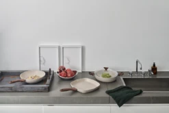 Sambonet Hapjespan Rock 'n' Rose - Creme - ø 28 Cm / 3.6 Liter - Standaard Anti-aanbaklaag -Koken Pro Verkoopwinkel sambonet rock n rose sfeer4