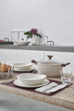 Sambonet Braadpan Rock 'n' Rose - Creme - ø 24 Cm / 4.5 Liter - Standaard Anti-aanbaklaag -Koken Pro Verkoopwinkel sambonet rock n rose sfeer7