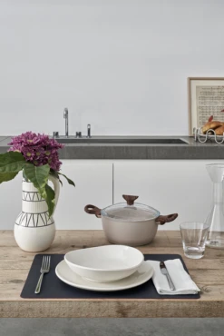 Sambonet Braadpan Rock 'n' Rose - Creme - ø 24 Cm / 4.5 Liter - Standaard Anti-aanbaklaag -Koken Pro Verkoopwinkel sambonet rock n rose sfeer9