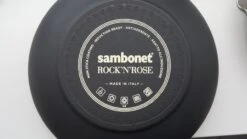 Sambonet Hapjespan Rock 'n' Rose - Zwart - ø 28 Cm / 3.6 Liter - Standaard Anti-aanbaklaag -Koken Pro Verkoopwinkel sambonet rock n rose achterkant 1 3