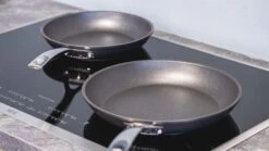 Le Creuset Koekenpannenset Les Forgées TNS - ø 24 En 28 Cm - Standaard Anti-aanbaklaag -Koken Pro Verkoopwinkel sfeer 1 2