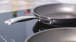 Le Creuset Koekenpannenset Les Forgées TNS - ø 24 En 28 Cm - Standaard Anti-aanbaklaag -Koken Pro Verkoopwinkel sfeer 2 7