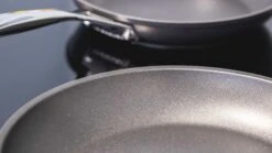 Le Creuset Koekenpannenset Les Forgées TNS - ø 24 En 28 Cm - Standaard Anti-aanbaklaag -Koken Pro Verkoopwinkel sfeer 3 1